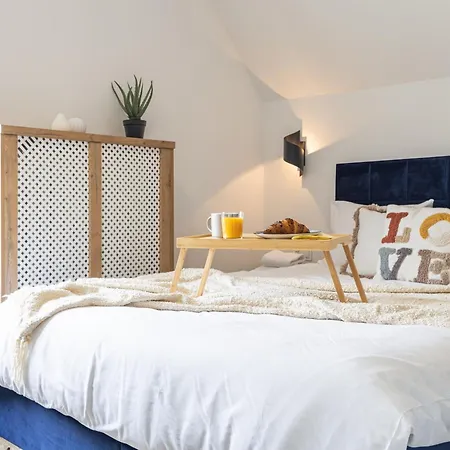 Glow - The Old Town Nook *